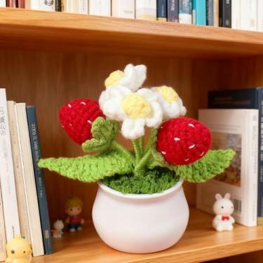 Imagem de Arranjo de flores e morangos de crochê, mini planta de malha em vaso para decoração de mesa, decoração fofa de morango