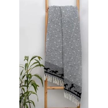 Imagem de Tack Shack of Ocala AWST International Cobertor de algodão preto ou cinza com cavalos, ferraduras ou pontas de snaffle (preto, cavalos galopantes)