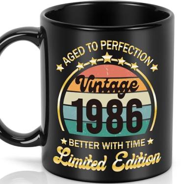 Imagem de LEJIAJINW Presentes engraçados de aniversário de 40 anos para homens e mulheres, decorações de feliz aniversário de 40 anos para ele mulher - Vintage 1986 Informações antigas Caneca de cerâmica para