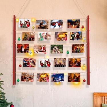 Imagem de Pinkunn Conjunto de decoração de parede com foto iluminada de Natal, 66 × 73 cm, moldura vermelha com 30 clipes, 8 bolas de Natal, 2 cordões de luz para Natal, casa, quarto, fotos, decoração