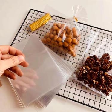 Imagem de 100 unidades de sacos de guloseimas de celofane, 16 x 9,9 cm sacos de lembrancinha de festa com laços torcidos, bolsa de presente pequena de plástico para festa de Natal, saco de biscoito transparente