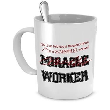 Imagem de Caneca engraçada de trabalhador do governo - I Told You Thousand Times I'm Not A Miracle Worker presente para trabalhador do governo