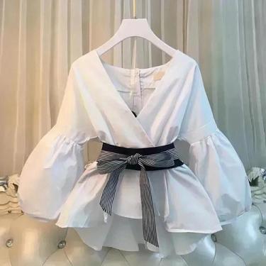 Imagem de Blusa Feminina Elegante de Chiffon Listrada com Decote V, Cinto e Jean