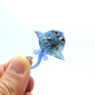 Imagem de Sansukjai Manta Ray Tiny Miniature Glass Figurine – Handmade 1-Inch Blown Glass Animal – Cute Ocean Decor – Collectible Gift (Marble Black Blue)
