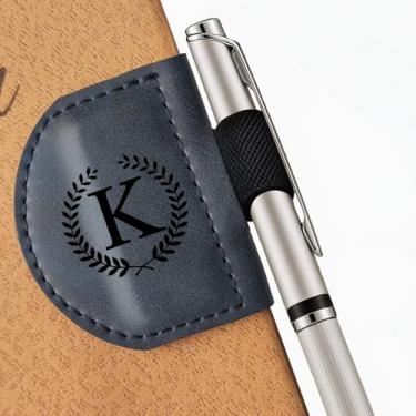 Imagem de MOTEERLLU Marcador de livro Bygone Mark com suporte de caneta, marca magnética de couro personalizado inicial, marcadores personalizados para mulheres e homens, presente ideal para amantes de livros