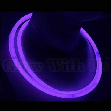 Imagem de Glow Sticks Bulk Wholesale Necklaces, 100 22” Purple Glow Stick Necklaces. Bright Color, Glow 8-12 Hrs, Connector Pre-Attached, Sturdy Packaging, GlowWithUs Brand