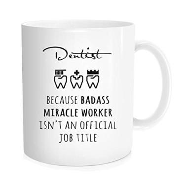 Imagem de Caneca de café engraçada xícara de chá com citação inspiradora para homens e mulheres - Doctor Dentist Because Badass Miracle Worker - Presente de Natal de Halloween para ela, cerâmica fina branca 325