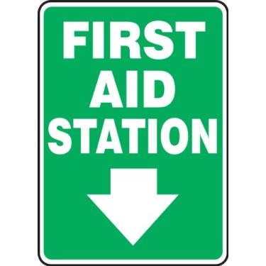 Imagem de Accuform MFSD433XT Placa Dura-Plástica, Legend "First Aid Station (Arrow Down)", 25,4 cm de comprimento x 17,8 cm de largura x 0,2 cm de espessura, branco em verde, 25,4 cm de altura, 17,8 cm de