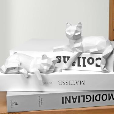 Imagem de Estátua de gato para decoração de estante, estatuetas geométricas modernas de gato para sala de estar, prateleiras de escritório, mesa de centro, decoração de mesa – conjunto de 2 estátuas de animais