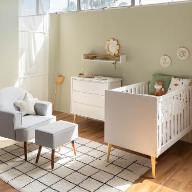 Imagem de Kit Quarto Infantil Theo com Pés Retrô Natural - Berço + Cômoda 3 Gavetas + Poltrona e Puff Capri - Branco Fosco