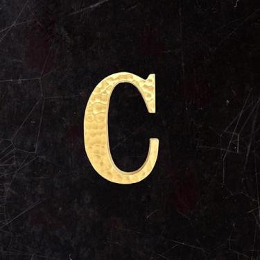 Imagem de BWRMHME Letras e números autoadesivos de latão sólido com textura de estria maleolar – Alfabeto de metal de 4,5 cm de ouro antigo para porta, parede, placa de sinalização de caixa de correio, rua e