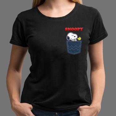 Imagem de Camiseta Feminina snoopy no bolso jeans de algoao blusa preta long look