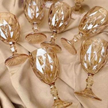 Imagem de 18 Unidade Taça Luxo Diamante 330ml Cor Dourado Bico de Jaca - Class H