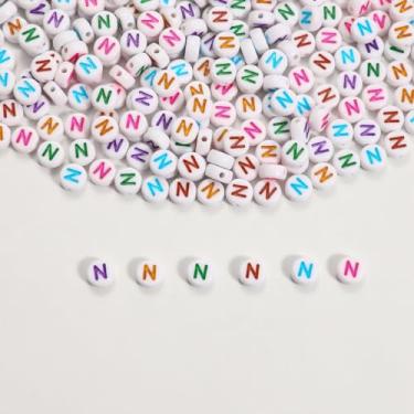 Imagem de 300 contas de letras, 4 x 7 mm contas de letra N do alfabeto acrílico para joias e fabricação de pulseiras (branco e colorido)