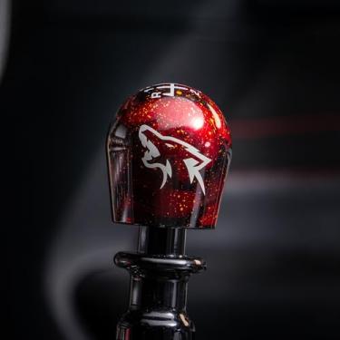 Imagem de Billetworkz Botão de câmbio Cosmic Space Coyote para Ford Mustang manual (2015-25), vermelho cósmico