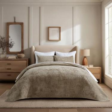 Imagem de EVERGRACE Conjunto de colcha de veludo, tamanho king, luxuoso, macio e listrado, edredom de veludo leve para todas as estações, colcha de cama grande com 2 fronhas combinando, duna de areia