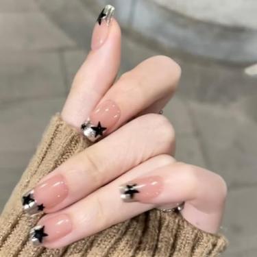 Imagem de Unhas de pressão quadradas médias com cola falsa prata francesa com design de estrela preta Y2K cobertura completa bastão falso artificial em unhas de acrílico para mulheres, 24 peças