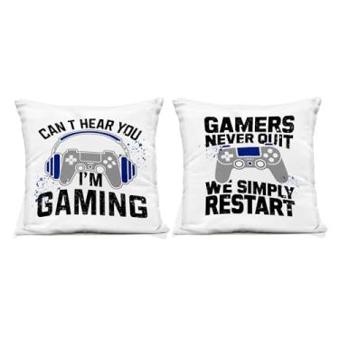 Imagem de Stupell Industries Gamer Culture Phrases Conjunto de 2 peças de travesseiro impresso ao ar livre, design por Kim Allen