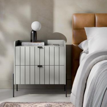 Imagem de mesa lateral para quarto moriah 60cm 2 gavetas off white pés de ferro preto