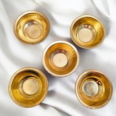 Imagem de craftslook Conjunto de tigelas de latão 7,6 cm (5 peças) – God Bhog e tigelas de água benta | Mini pratos redondos de tempero | Recipientes de latão multiuso para Puja, itens pequenos, decoração de