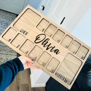 Imagem de Porta-retrato escolar pré-escolar para 12 anos escolares k-12, moldura de formatura personalizada para pendurar na parede, presente de formatura k-12, nome personalizado para moldura de madeira