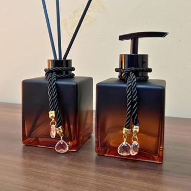 Imagem de Kit Difusor e Saboneteira de Vidro 250ml com Varetas e Cordões Decorativos – Aromatizador Luxo Transparente para Banheiro, Lavabo e Presente Elegante (Marrom Degrade C/Tampa Preto)