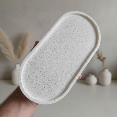 Imagem de Kit Bandeja Decorativa Oval Granilite Marmorizada Multiuso Porta Jóias Velas e Acessórios Bandeja Organizadora em Concreto Impermeável para Banheiro e Escritório (Granilite 23 cm)