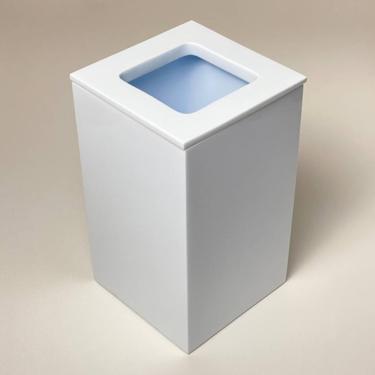 Imagem de Lixeira Quadrada Vazada 5,5L Em Resina Branco