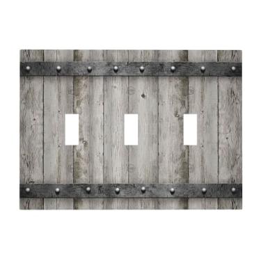 Imagem de Placa de parede rústica antiga para porta de celeiro com 3 divisórias, grão de madeira cinza com textura de metal, interruptor de luz triplo alternado, tomada elétrica, placa de interruptor