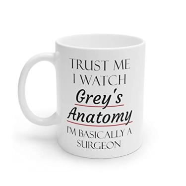 Imagem de MoltDesigns Caneca Trust Me I Watch Grey's Anatomy I'm Basically A Surgeon, Caneca de café do programa de TV Grey's Anatomy, fã de Grey's Anatomy, presente de programa de TV Greys Anatomy, presente de