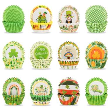 Imagem de Qumenan Pacote com 600 forros de cupcake do dia de São Patrício, copos de cozimento com estampa de trevo, forros de muffin para decoração de festa de doces do dia de São Patrício (12 estilos)