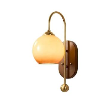 Imagem de Luminária de parede retrô de madeira, acabamento moderno em latão antigo, luminária de parede com cúpula de vidro soprado à mão, luminária de parede nórdica de madeira maciça Wabi Sabi para