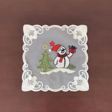 Imagem de Jogo americano quadrado pequeno de renda conjunto de 4 toalhas de mesa de renda de macramê bordado de Natal para festa de casamento tapete de vaso de café 30,5 x 30,5 cm, boneco de neve
