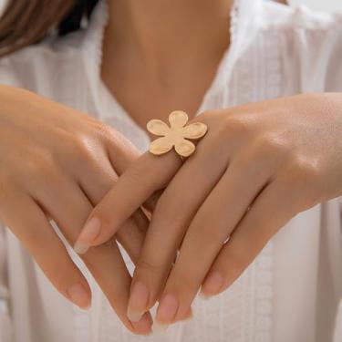 Imagem de Anel feminino de flor de ouro grosso, anel de declaração de textura metálica para mulheres, joias boho modernas, Medium, Latão, Sem pedra preciosa