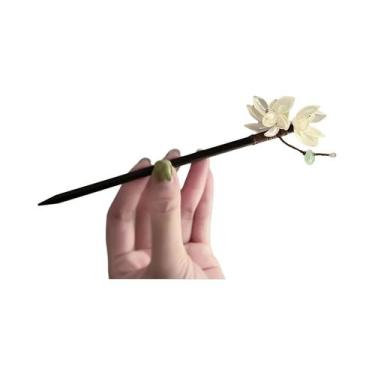 Imagem de Grampo De Cabelo Magnólia De Vidro Transparente Com Borla De Madeira, 