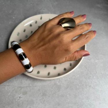 Imagem de Bracelete Estiloso Esmaltado Dourado Cor:PRETO/BRANCO - Nilza Biju, Pr
