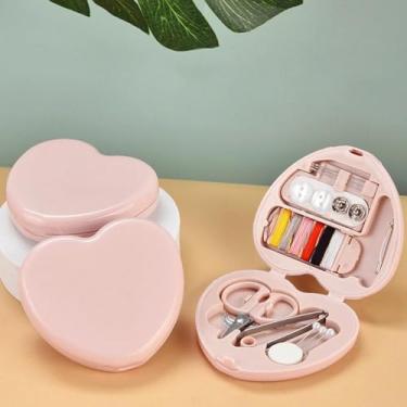 Imagem de 1 conjunto de mini kits de costura portáteis em forma de coração - caixa de reparo de ferramentas de costura de viagem com agulhas e tesouras