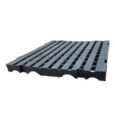 Imagem de Piso Plástico Estrado Palet Vazado 50x50cm Preto Antiderrapante Modular Drenante Deck Piscina Estoque Banheiro