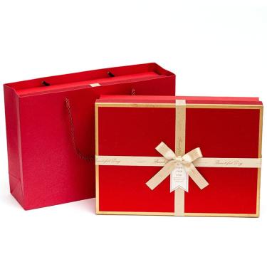 Imagem de Caixa de papelão vermelha elegante com fita 15x11x7cm
