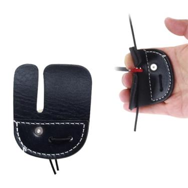 Imagem de KURUGEILI Pacote com 2 abas de couro para tiro com arco e flecha, protetor de dedo ajustável para caça e equipamento de treino ao alvo, arco recurvo, arco tradicional, aba preta