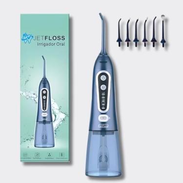 Imagem de JetFloss Irrigador Oral, Bivolt (voltagem global 110v a 240v), Capacidade do reservatório de 300ml, Produto à prova d'água, Carregamento cabo USB, Frequência de pulso 1400 vezes/minuto, Pressão da água 40 a 90 psi, Modos de jato leve, médio, alto e pulsar, Recomendado para adolescentes e adultos (Az