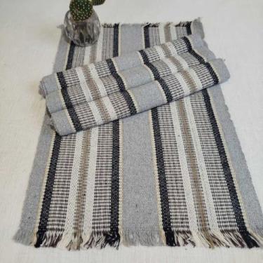 Imagem de Jogo Americano Natal 4 Peças Algodão Artesanal Tear Manual - Mesa Posta Rústica Elegante (LIstrado cinza mesc)