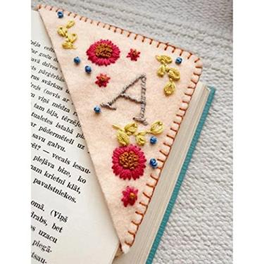 Imagem de 2 Pacotes Bordados à Mão Personalizados Bookmark de Canto, Cute Felt Triangle Bookmark, Felt Triangle Bookmark, Cute Flower Letter Bookmark Bookmark para Professores Amantes (Fall,F)