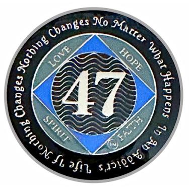 Imagem de (Anos 1-55) Medalhão NA de 47 anos, prata, cor azul, moeda coberta com epóxi Narcóticos Anônimos (NA 47 anos)
