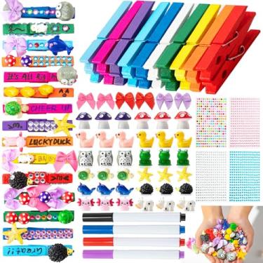 Imagem de LIENATSER Conjunto de 60 broches de torcida, incluindo 60 pinos de madeira coloridos para roupas, 94 mini animais de resina e adesivos autoadesivos, canetas para mochilas de torcida, presentes de