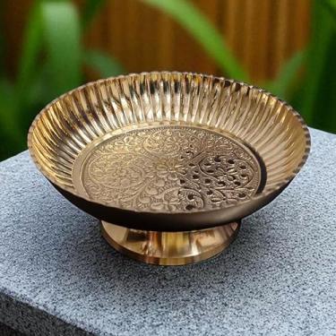 Imagem de craftslook Prato decorativo de latão com suporte de 14 cm – Design gravado à mão para Puja, decoração de casa, uso de templo, prato de frutas, lanches secos, item de presente espiritual