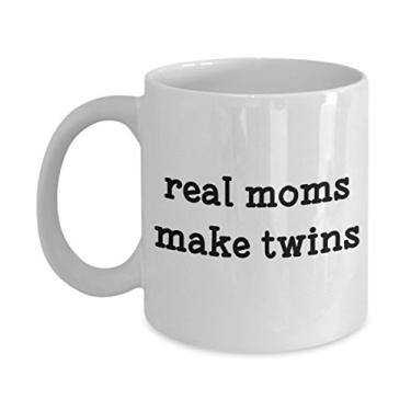 Imagem de Caneca Real Moms Make Twins – Presente para a mãe gêmea – Copo de café de cacau quente divertido – ideia de de Natal e aniversário de casamento
