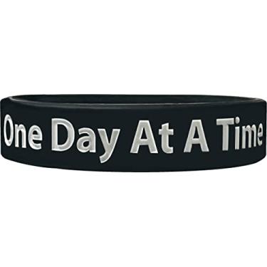 Imagem de Pulseiras motivacionais One Day At A Time - Usadas por atletas profissionais - Pulseiras inspiradoras de borracha de silicone - Academia, motivação esportiva - We Keep You Motivated LLC, Standard,