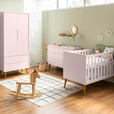 Imagem de Kit Quarto Infantil Theo com Pés Retrô Mel – Berço + Cômoda 3 Gavetas e 1 Porta + Guarda-Roupa 2 Portas - Rosa