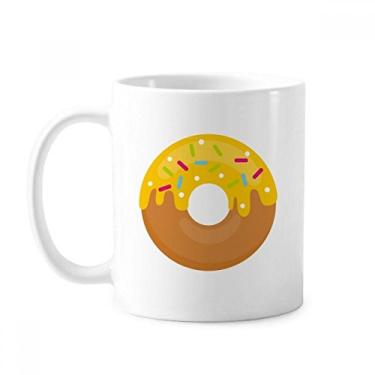 Imagem de Caneca de cerâmica de cerâmica com rosquinha de creme amarelo para sobremesa de comida doce